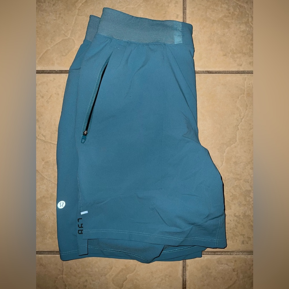 LICENSE TO TRAIN 7 inch shorts